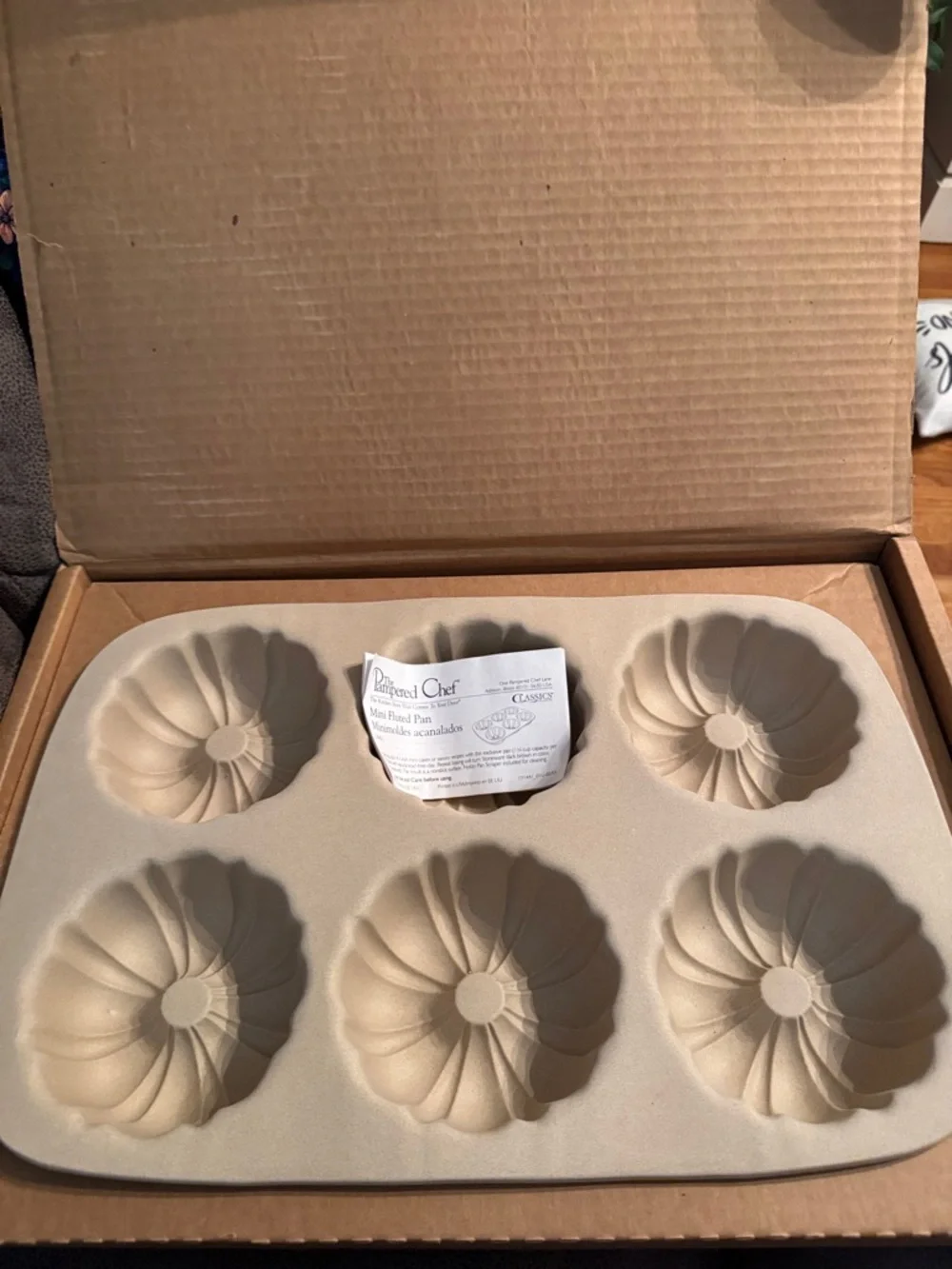 NIB - Pampered Chef Stoneware Mini Fluted Bundtcake Pan 1441